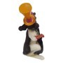 Hund in Clownskostüm mit Instrument