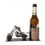 Bier-Flaschenhalter/Stiftehalter neben Motorrad